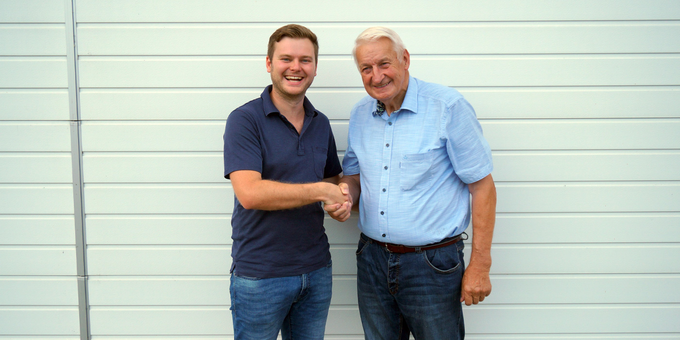 Robin Kleiber gratuliert Armin Müller zum Ehrenvorsitz